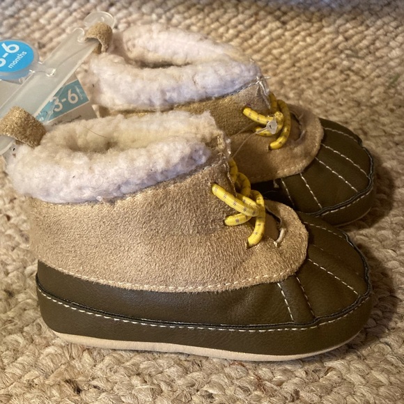 “Host Pick” Carter’s Brown & Beige Crib Duck Boots with Faux Sherpa Lining - Picture 2 of 8
